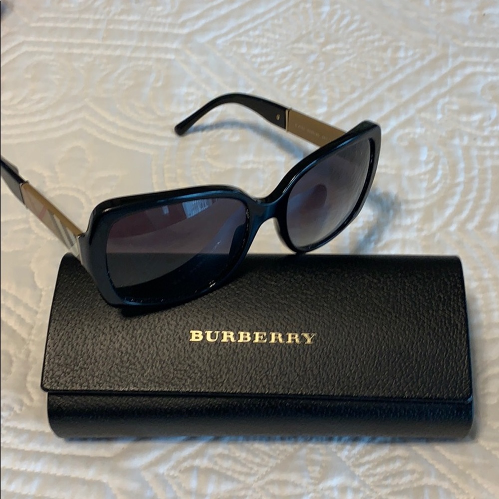 Burberry sunglasses , no scratches